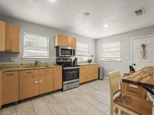 3350 Glenhaven Blvd, Dallas, TX 75211