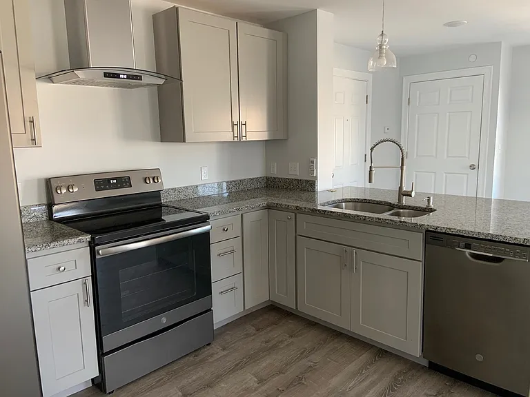690 Main St #100 — Photo 4