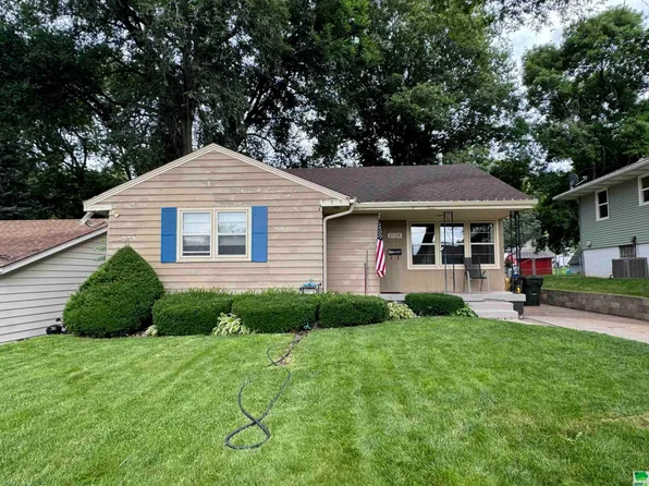 2528 S Steele St, Sioux City, IA 51106