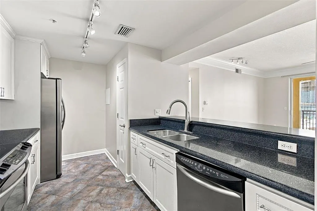 2 bed, 2.0 bath, 1240 sqft, $3,750 — Photo 4