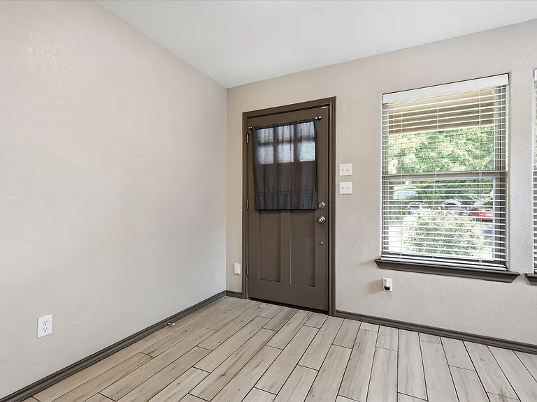 1804 Glenmore Ave — Photo 8
