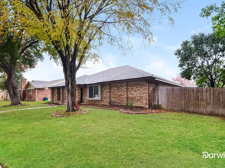 905 Sandhurst Dr — Photo 2