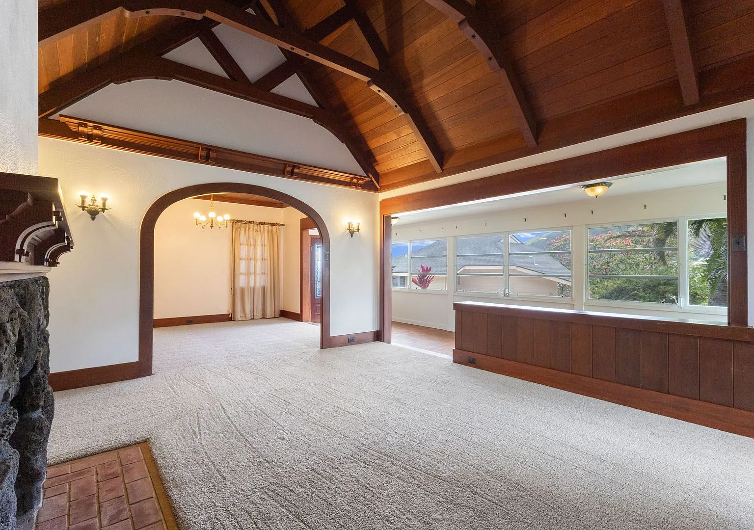 Charming Home in Manoa Spacious & Peaceful Living — Photo 1