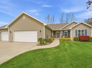 W7122 Englewood Dr, Greenville, WI 54942