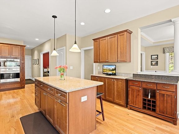 3rd image of 289 Congress St