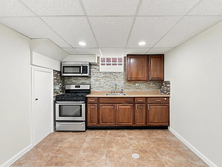 427 N Waverly St — Photo 8