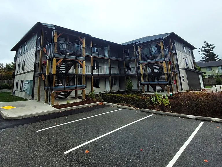 446 NE Izett St — Photo 10