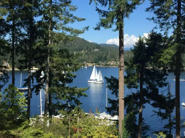 5099 Johnstone Rd, Madeira Park, BC V9Y 5L9