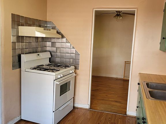 3rd image of 2109 Madeira Dr NE