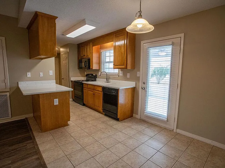1220 Springfield Dr — Photo 8