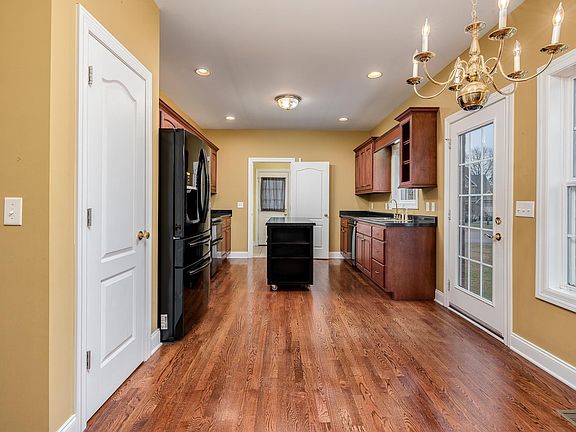 5th image of 2529 Cushing Ave