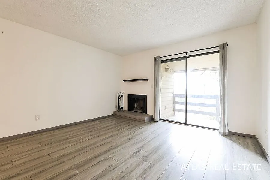 Spacious Updated 1 bedroom, 1bathroom home in Lakewood! 1 FREE Month Included — Photo 3