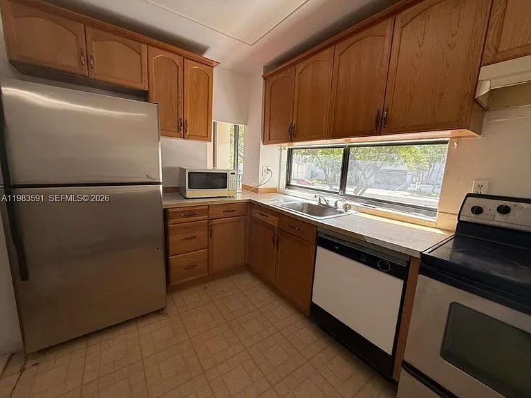 16909 N Bay Rd #211 — Photo 7