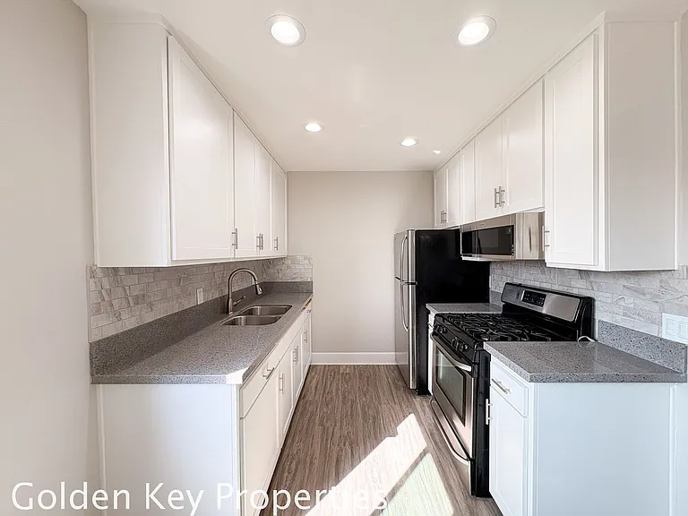 225 S Ditmar St #J — Photo 2