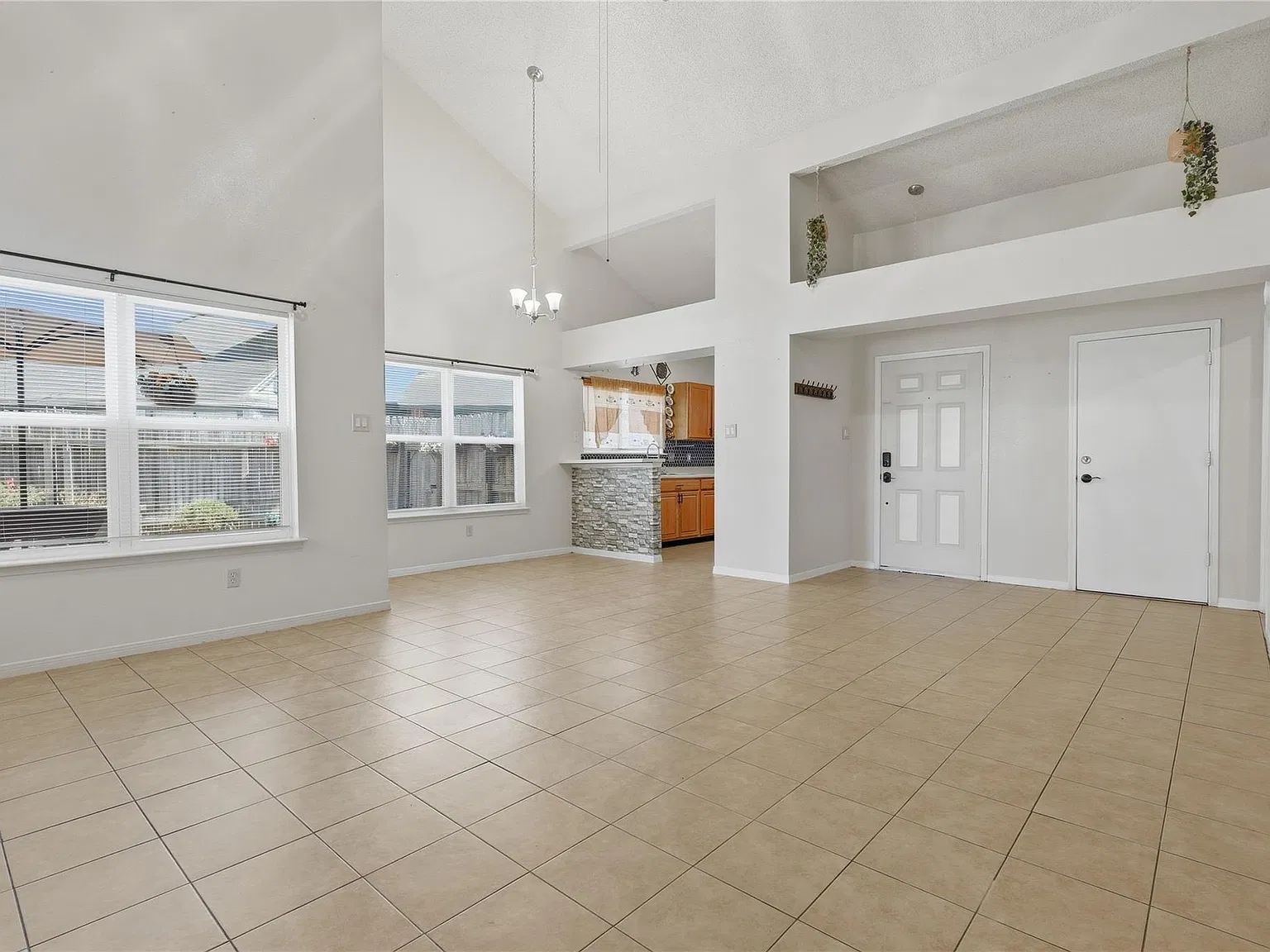 3 bed, 2.0 bath, 1211 sqft, $2,100 — Photo 4