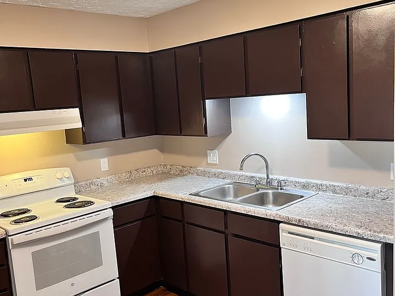 Bristol Square Apartments — Photo 40