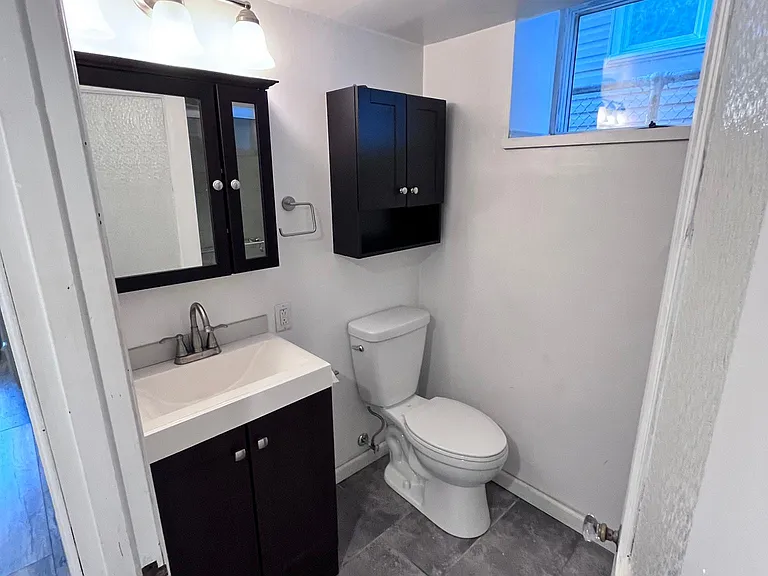 119 W Sycamore St #B — Photo 3