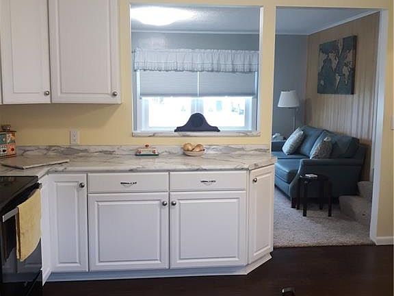 2nd image of 221 Earl St