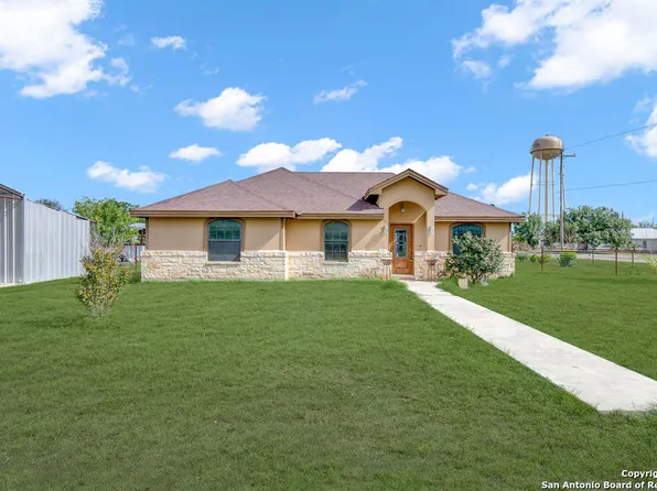 181 E EVELYN ST, La Pryor, TX 78872