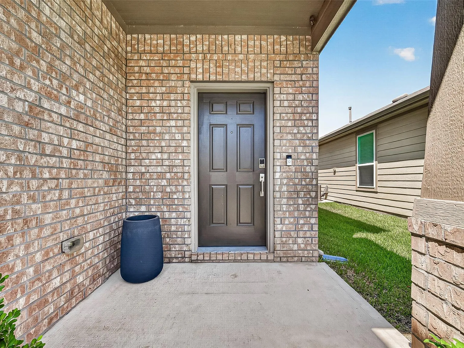 4 bed, 2.5 bath, 1990 sqft, $2,300 — Photo 3