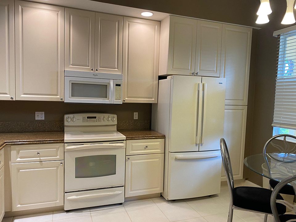 1st image of 35 Harbour Isle Drive W #105