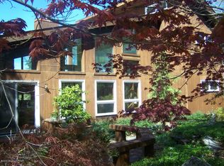 1551 Woodbridge Dr E, Bushkill, PA 18324