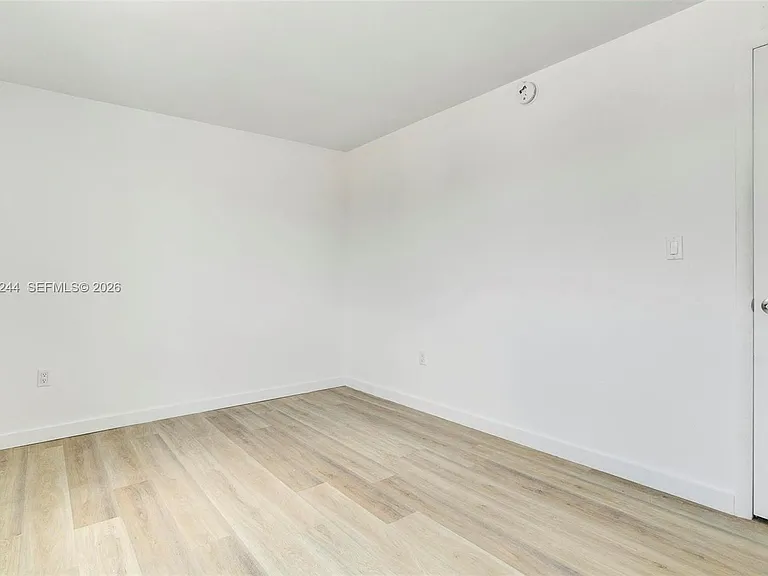 620 SW 10th St #301 — Photo 11