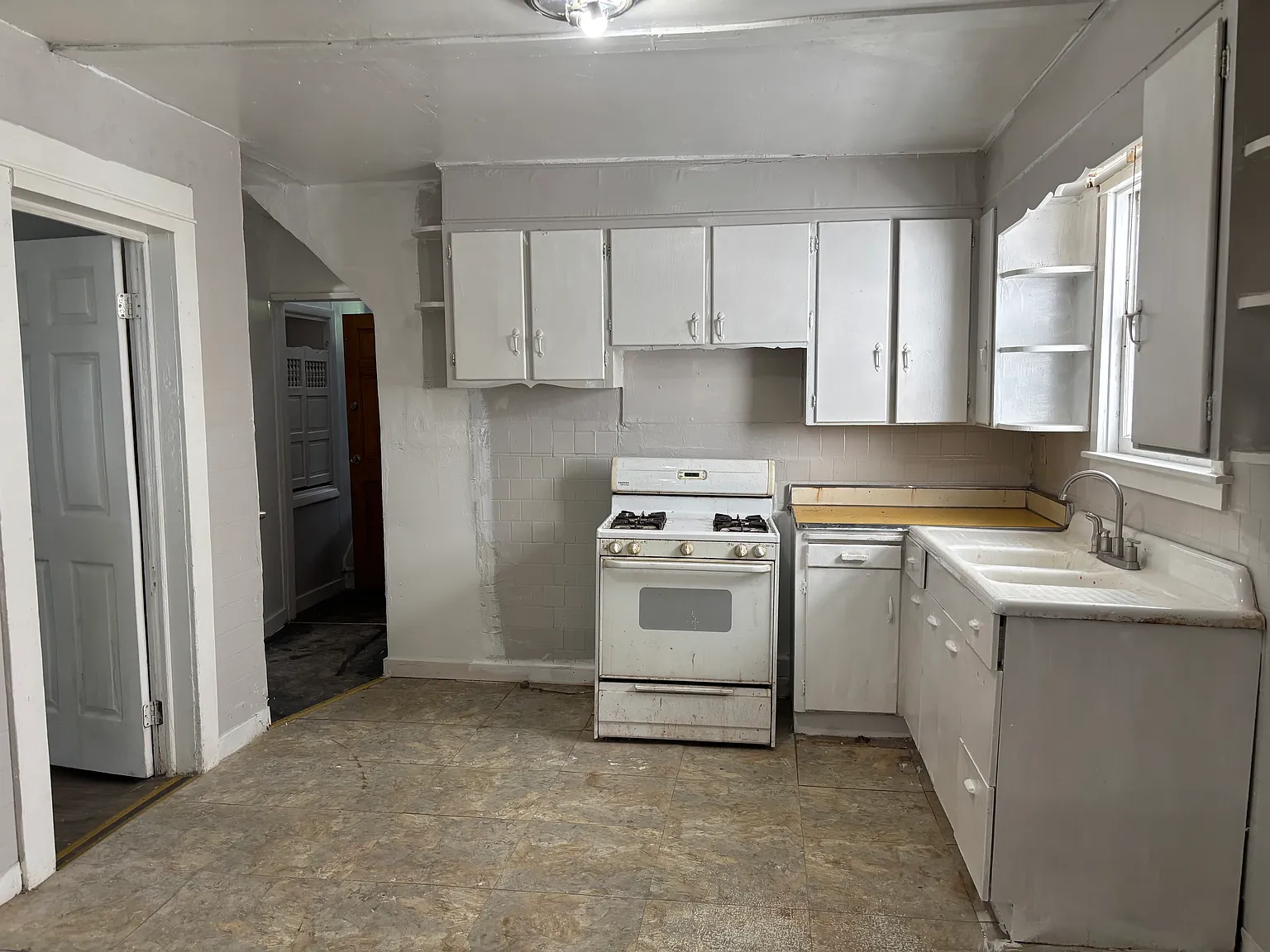 3 bed, 1100 sqft, $1,200 — Photo 4