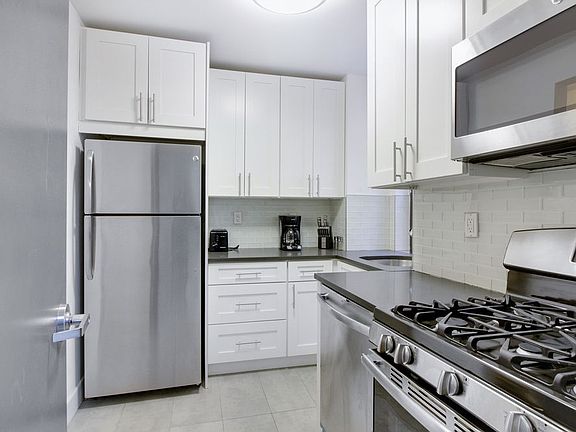 5th image of 19 W 55th St APT 5A