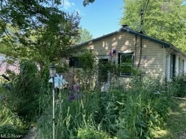 486 1/2 Center Rd, Conneaut, OH 44030