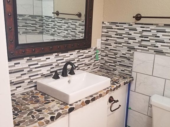5th image of 300 E 7th St