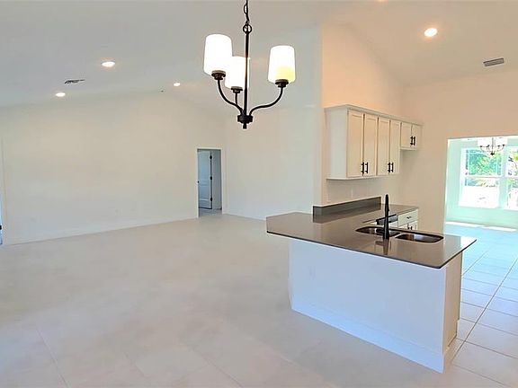 3rd image of 4157 N Chamberlain Blvd