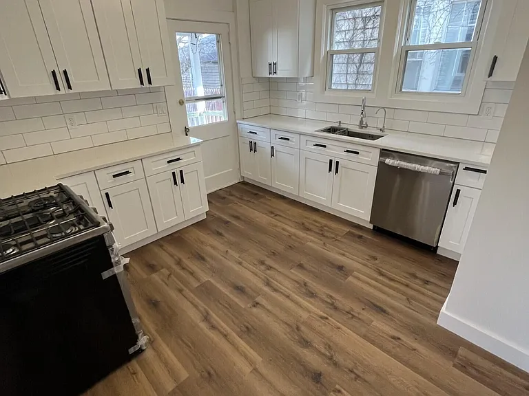 1139 Sanderson Ave — Photo 6