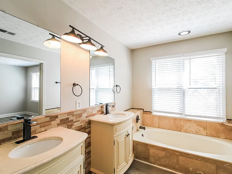1218 Raleigh Way — Photo 17