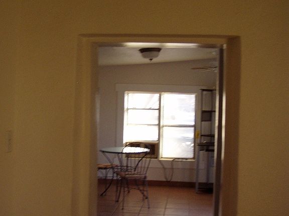 4th image of 624.5 E Hadley Ave