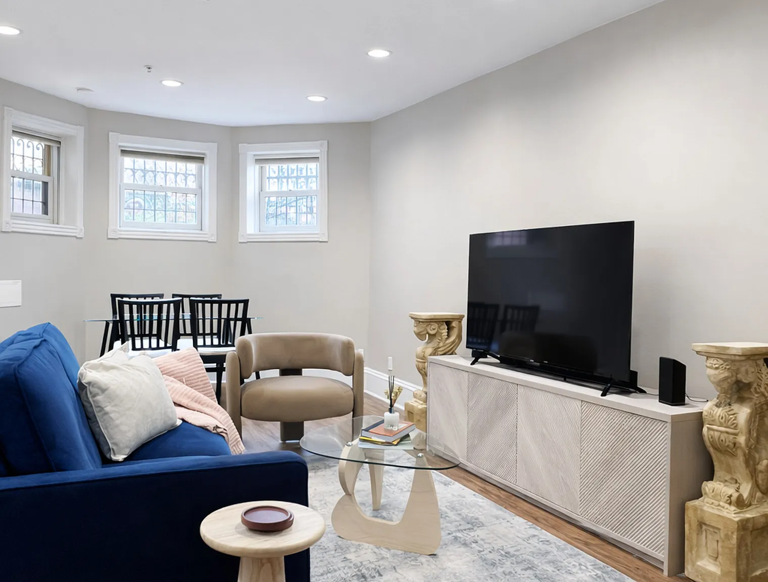 2 bed, 2.0 bath, 11840 sqft, $4,654 — Photo 2