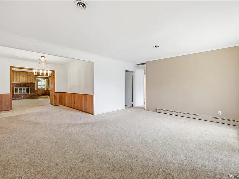 531 Surrey Pl — Photo 5