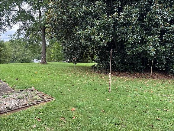 3rd image of 7 Hillcrest Ave NE