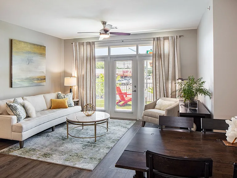 Amli South Shore - Phase II Living Room