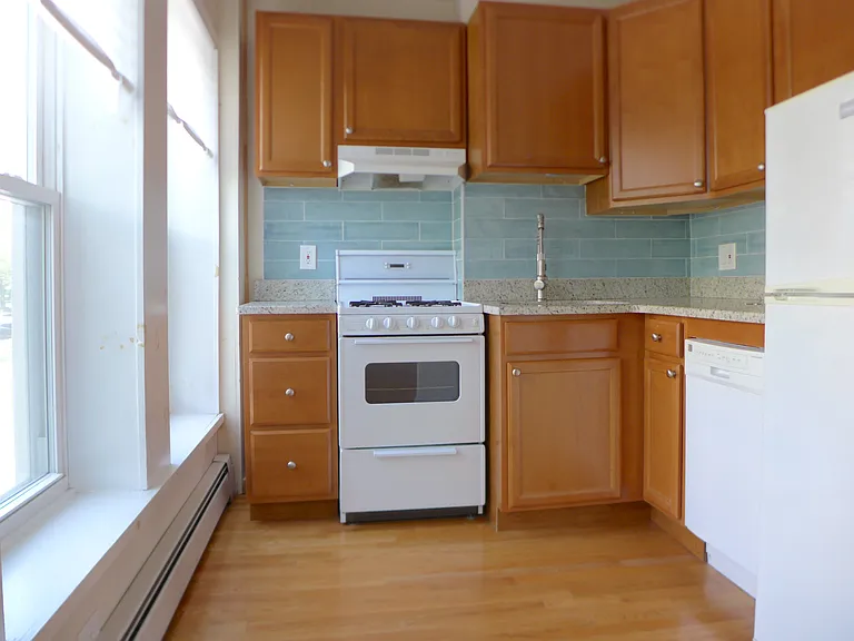1096 Cambridge St — Photo 6