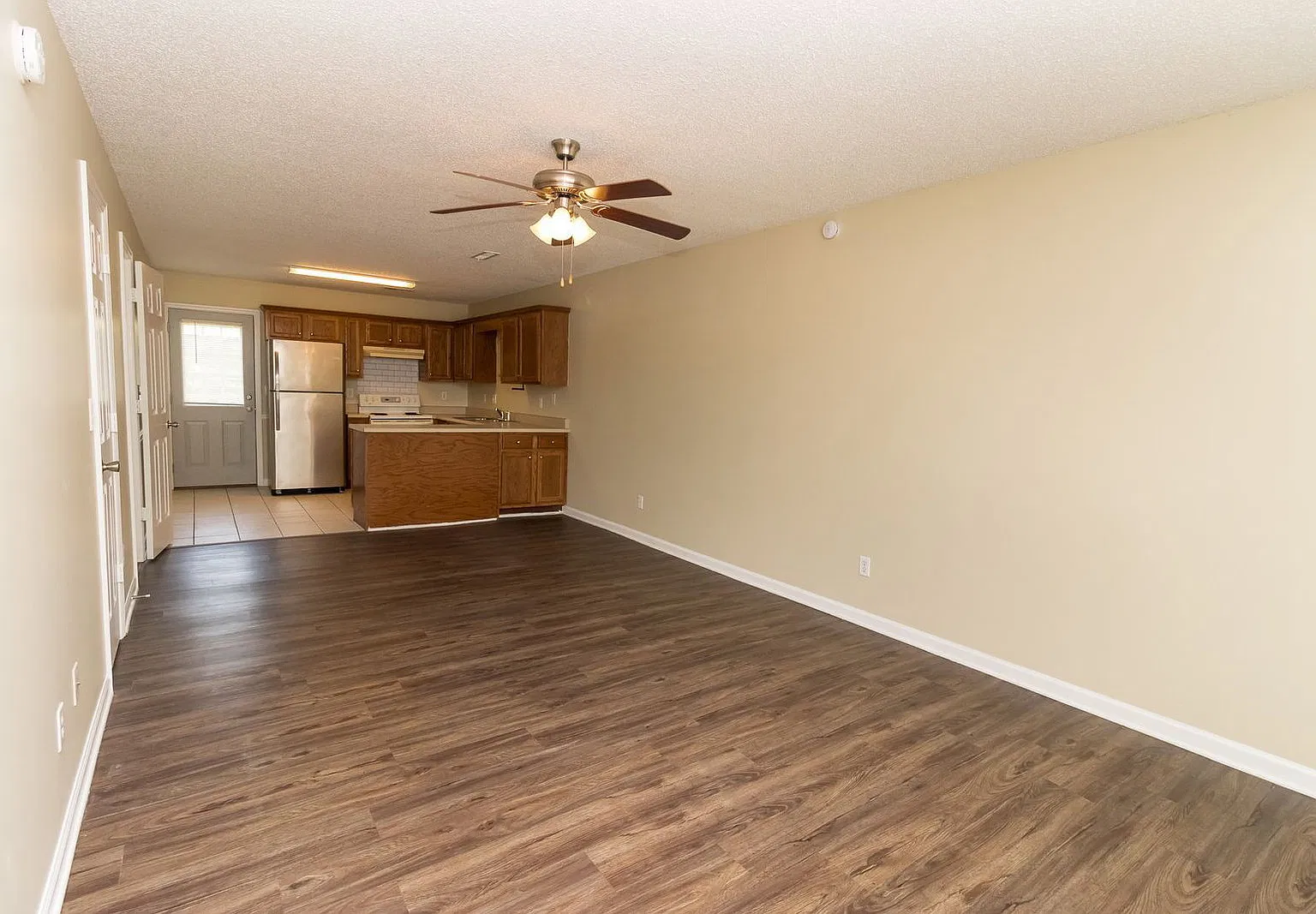 2 bed, 1.5 bath, 1000 sqft, $1,125 — Photo 2