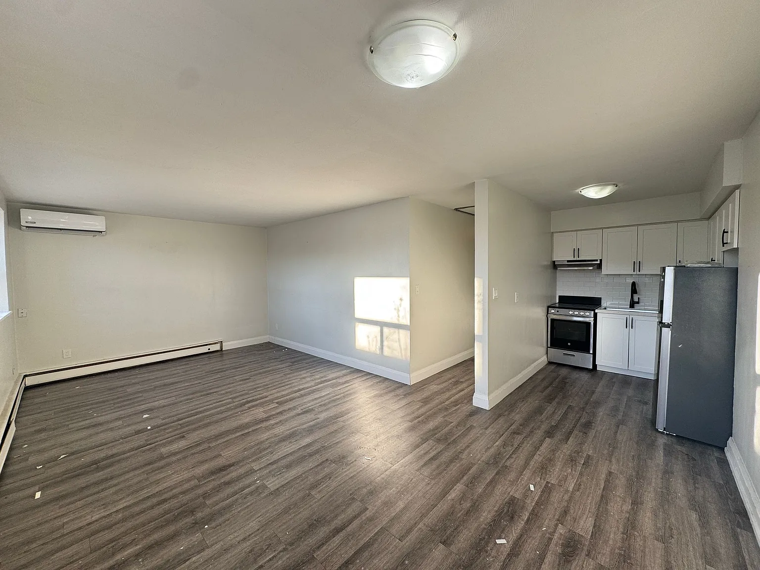 987 Mohawk Rd E — Photo 1