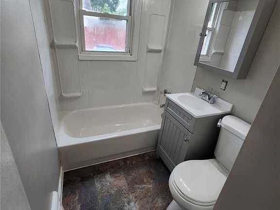5th image of 922 E Archwood Ave