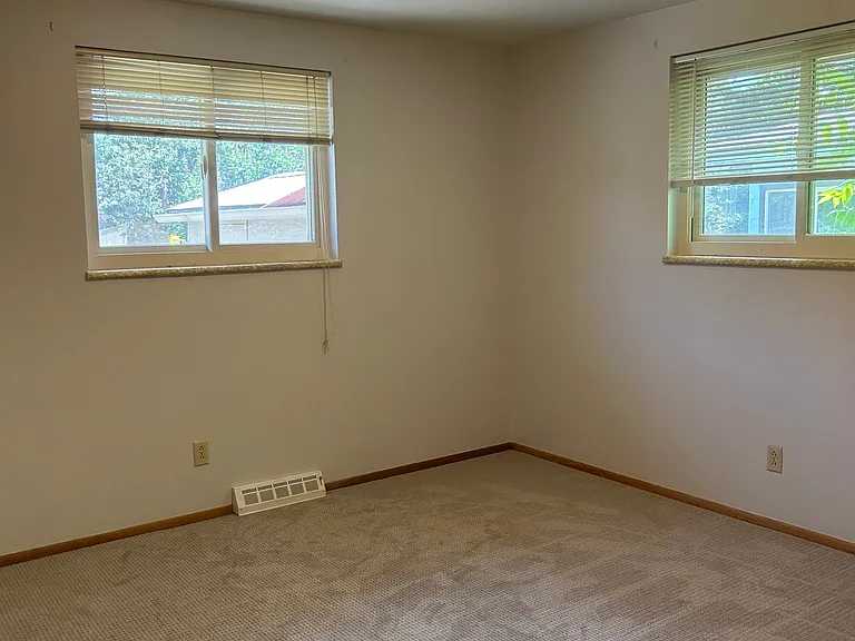 Largest bedroom - new carpet and paint