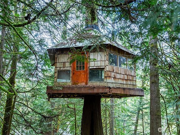 Stunning Tree House with a great story as to how it was constructed.>