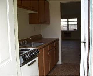 2nd image of 1827 Park Ln