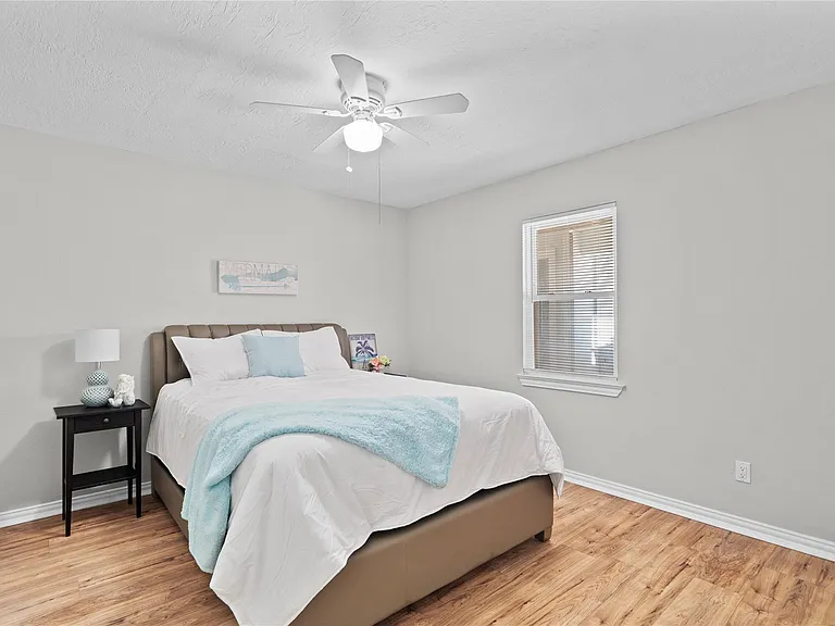 918 Winnie St #104 — Photo 6