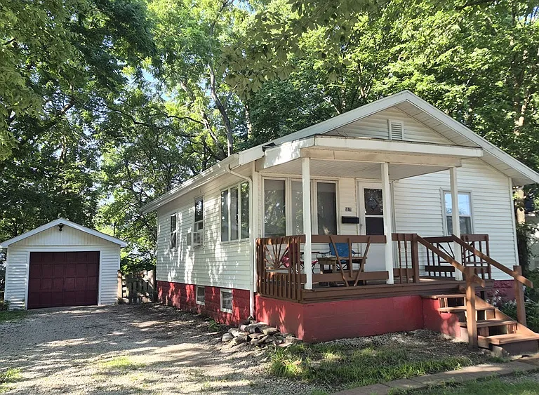 1011 E Water St — Photo 1