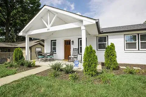 3 bed, 1302 sqft, $2,700 — Photo 2