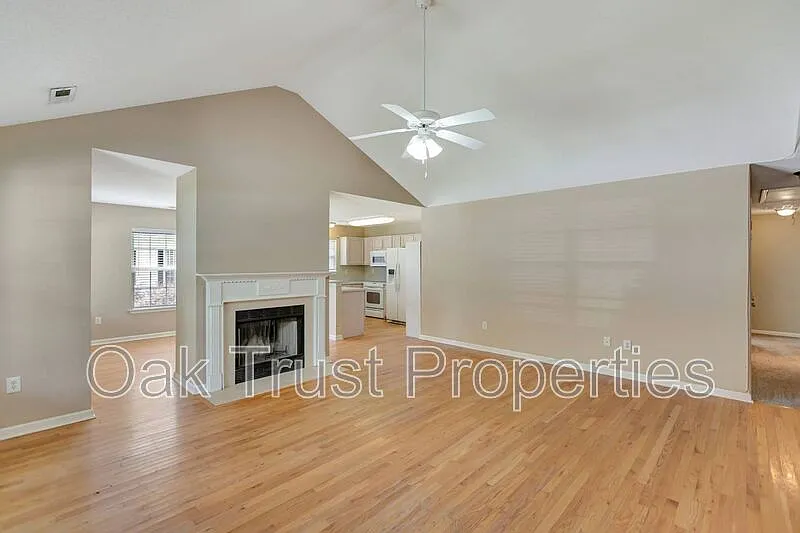 3 bed, 2.0 bath, 1372 sqft, $2,300 — Photo 3
